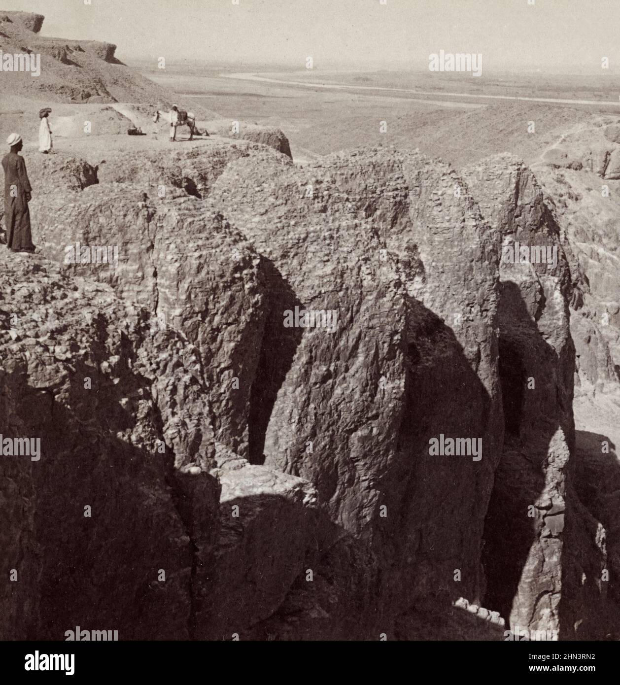 Foto vintage del viaje del Nilo (noreste), a través de los acantilados occidentales de Tebas, Egipto. 1904 Foto de stock