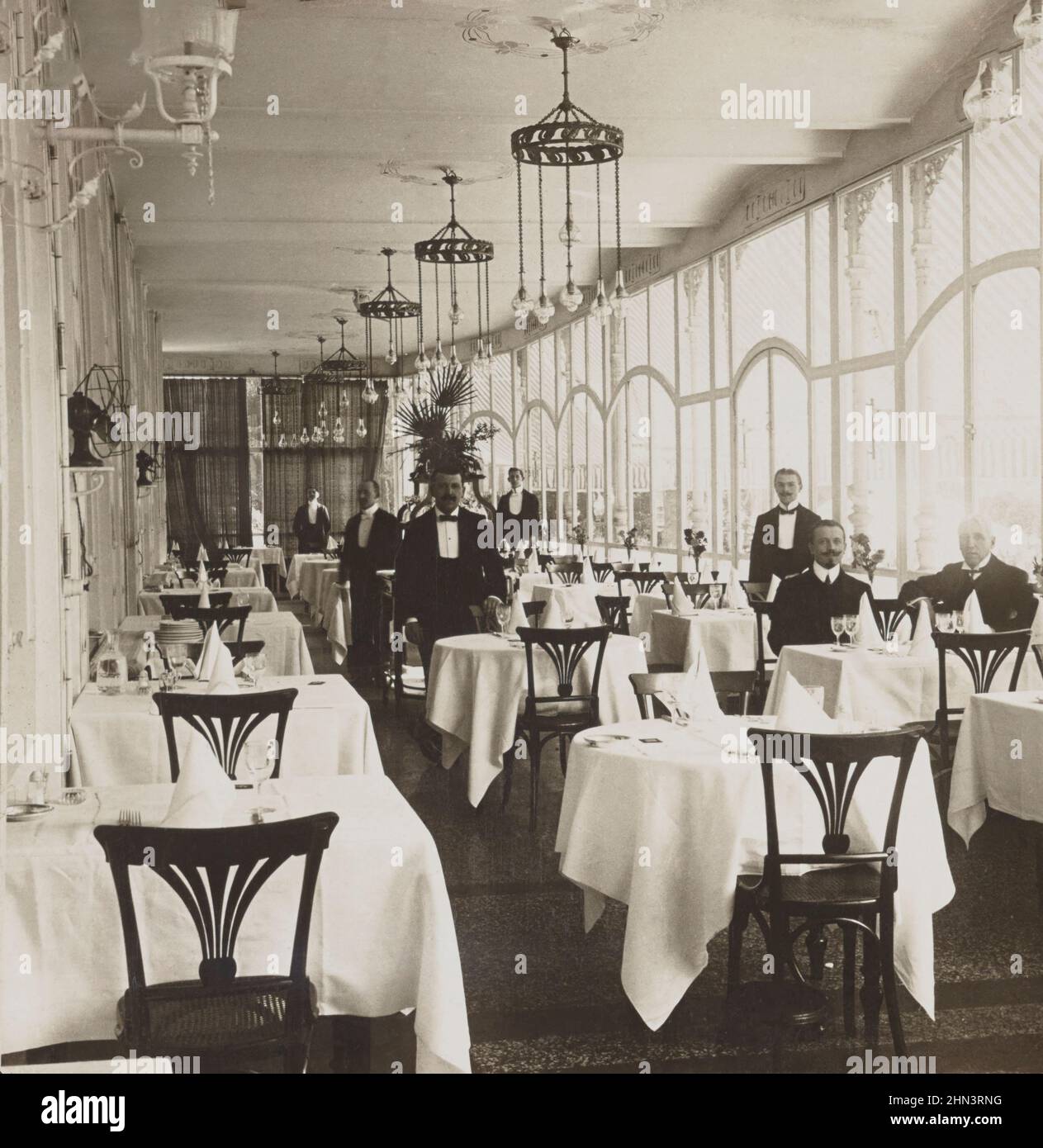 Foto vintage del comedor del famoso Englischer Hof en Baden-Baden. Alemania. 1907 El Hotel Englischer Hof es un albergue en el caso de la disappeara Foto de stock