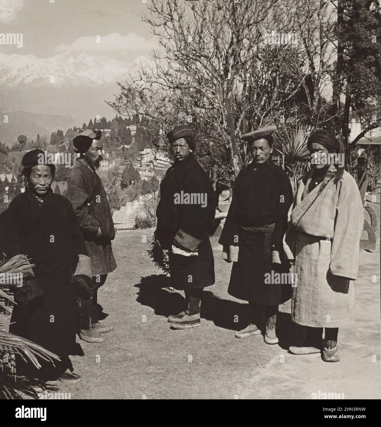 Foto vintage de campesinos nepaleses vestidos tradicionales de la tierra del Tíbet, Darjeeling, India. 1907 Foto de stock