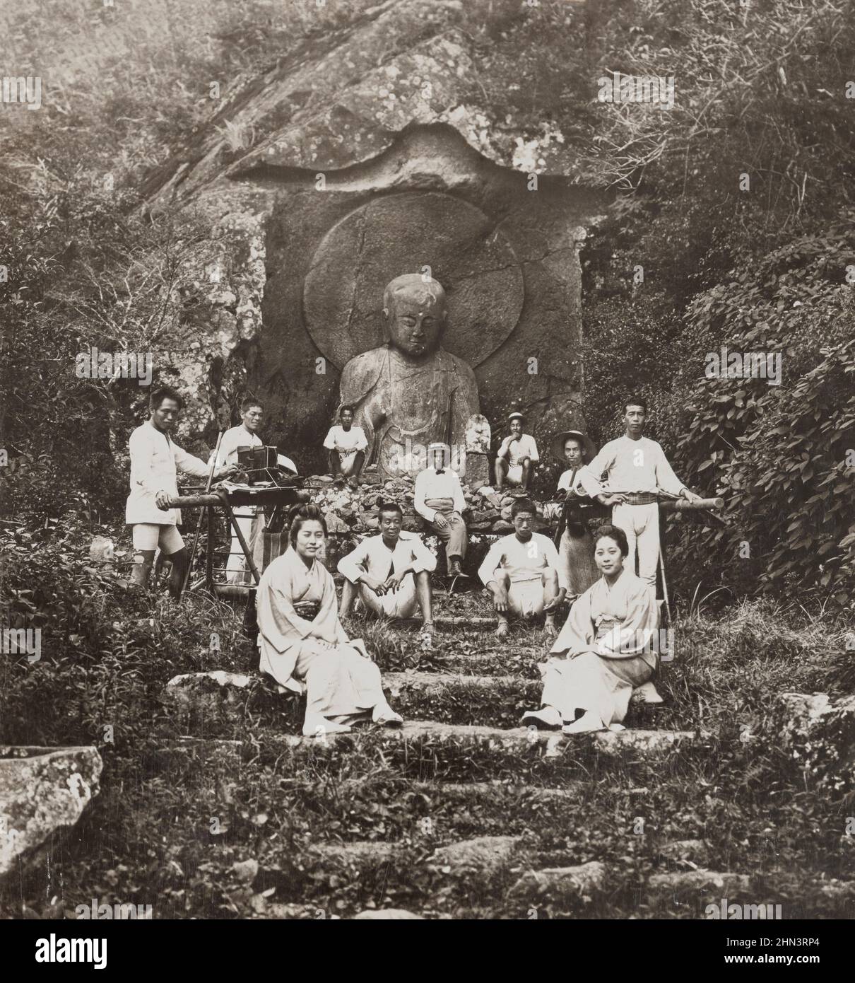 El colosal relieve tallado de Jizo Bosatsu, el santo budista y el santo patrón de los viajeros en Japón. Ashinoyu, Japón. 1901 Foto de stock