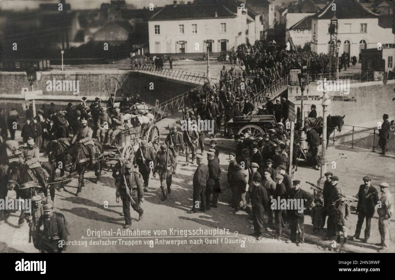 Postales antiguas de la Primera Guerra Mundial Pasaje de tropas alemanas de Amberes a Gante (duración 7,5 horas). 1914-1918 Foto de stock