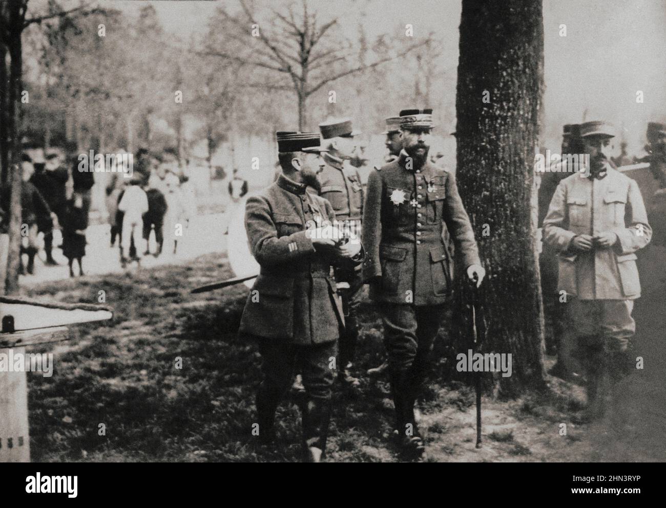Foto de archivo del general francés Gourand en Champagne con sus oficiales. 1917 Henri Joseph Eugène Gouraud (1867 – 1946) fue un general francés, el mejor kno Foto de stock
