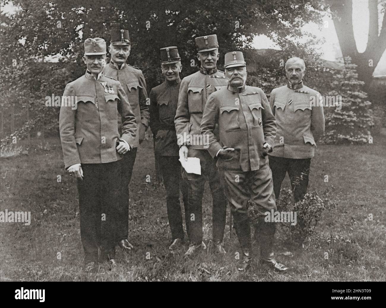 Foto de archivo del archiduque Friedrich con su personal. 1917 Archiduque Friedrich, Duque de Teschen (1856 – 1936) fue miembro de la Casa de Habsburgo y Foto de stock