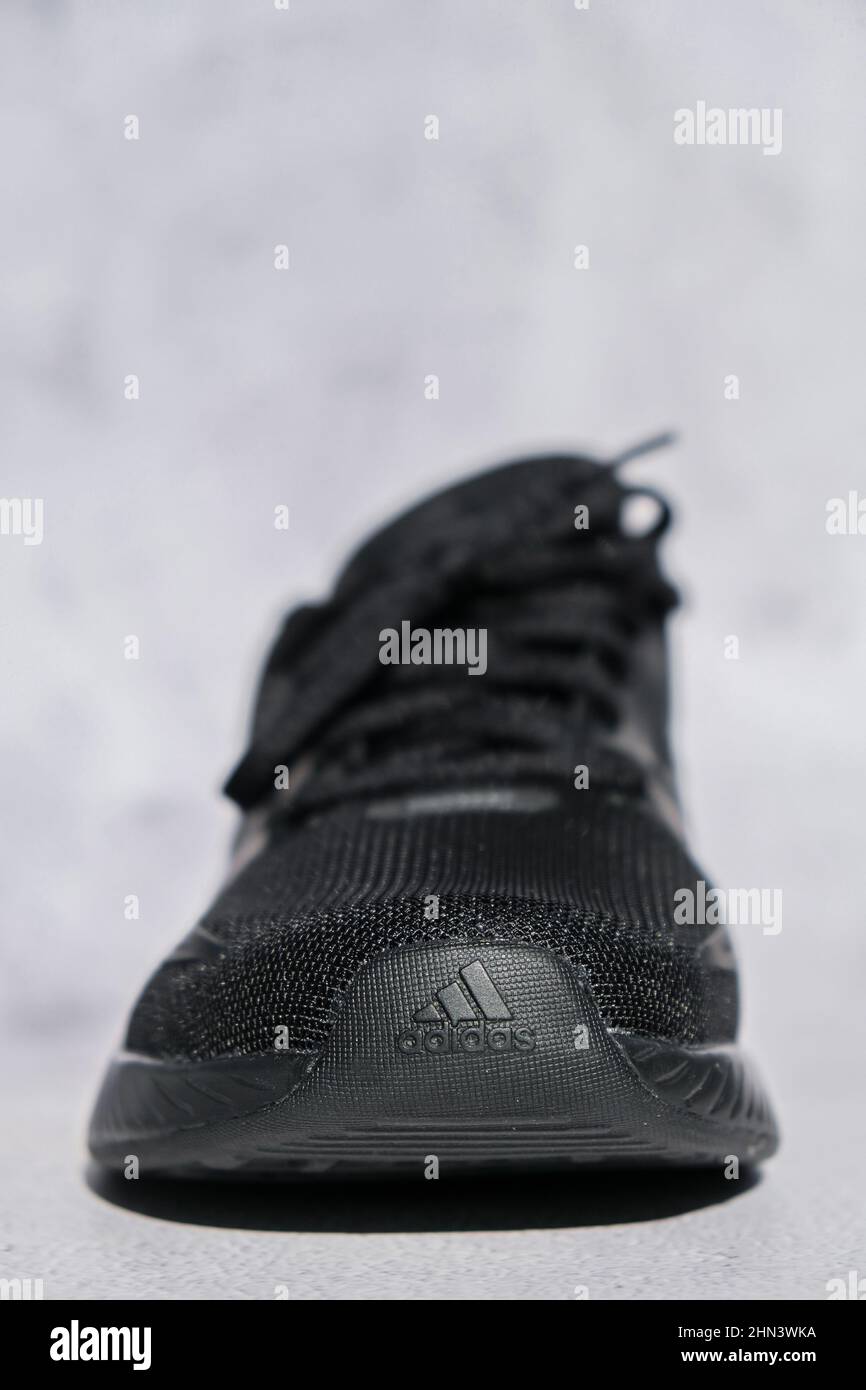 Kiev Ucrania - Octubre 2021 Negro Adidas botas de running. Empresa  multinacional. Fotografías de productos. Zapatillas adidas swift run para  correr para mujer Fotografía de stock - Alamy