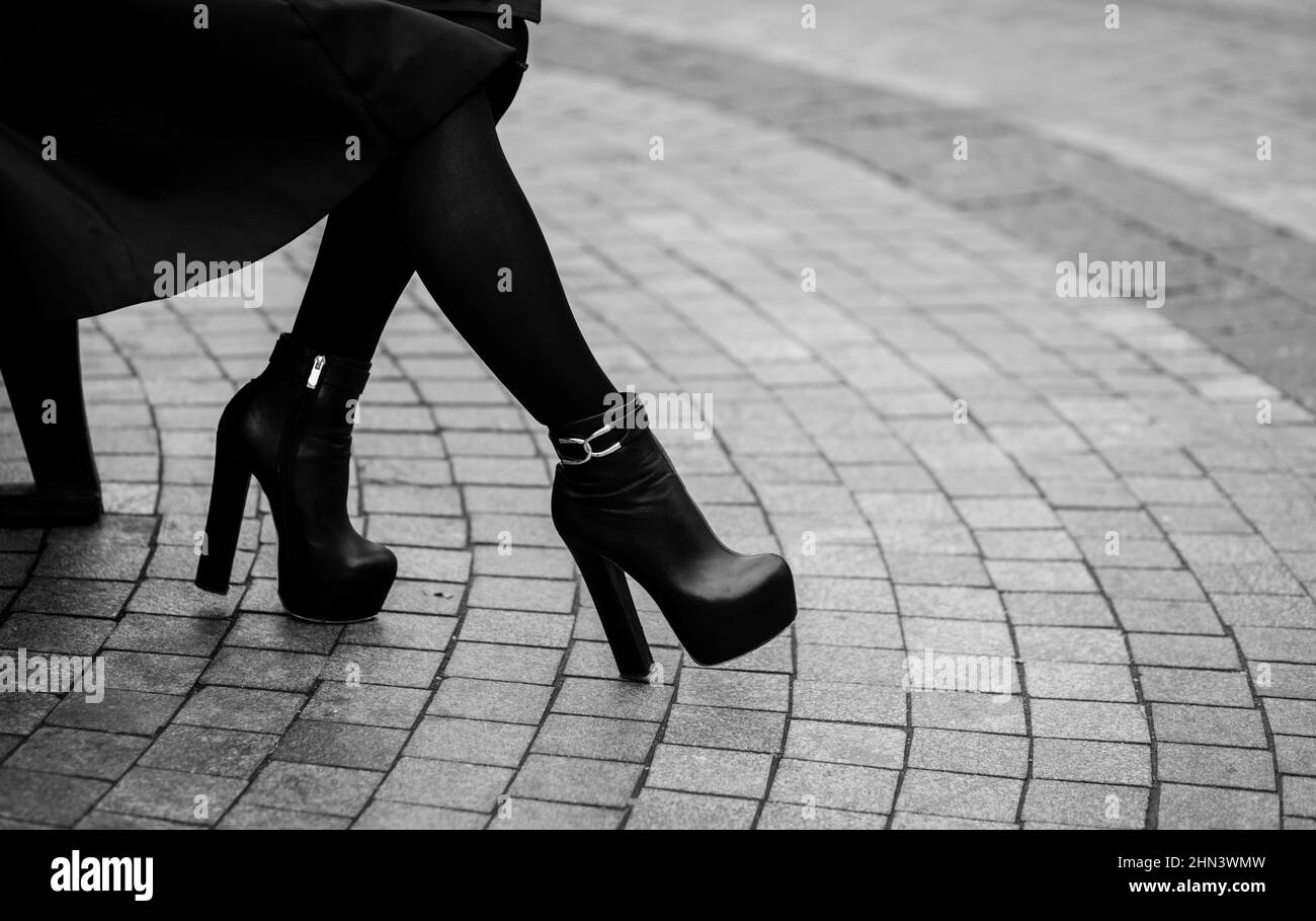 zapatillas para mujer con tacones grandes. botas estilo glamuroso Fotografía de stock -