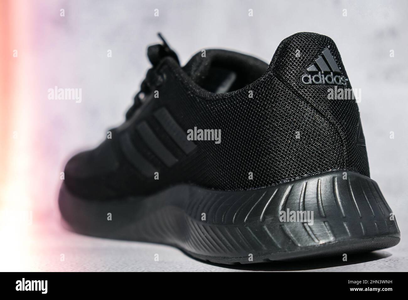 Kiev Ucrania - Octubre 2021 Negro Adidas botas de running. Empresa  multinacional. Fotografías de productos. Zapatillas adidas swift run para  correr para mujer Fotografía de stock - Alamy