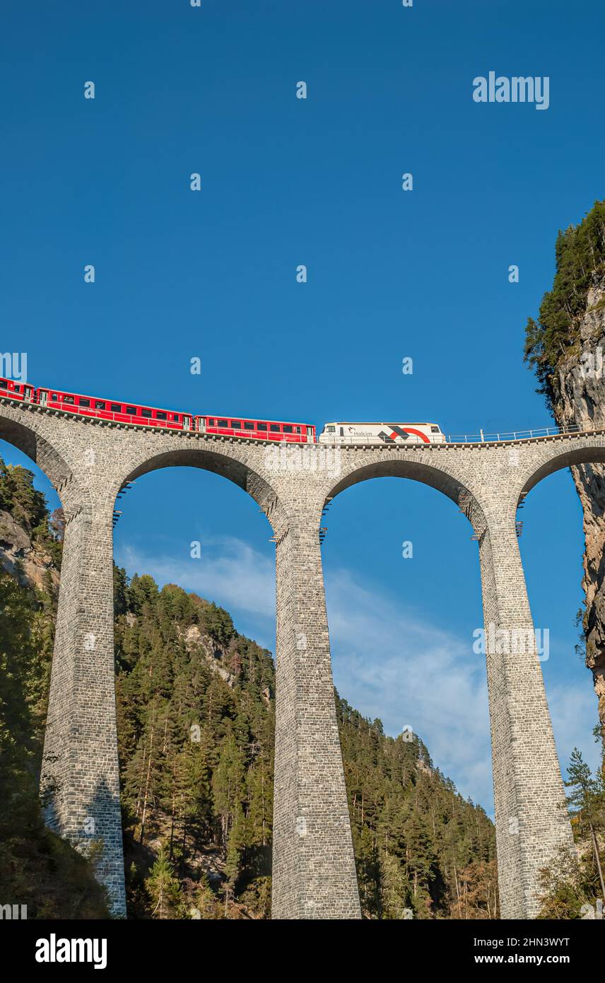 Glacier Express en el viaducto de Landwasser en los Alpes suizos, Suiza Foto de stock