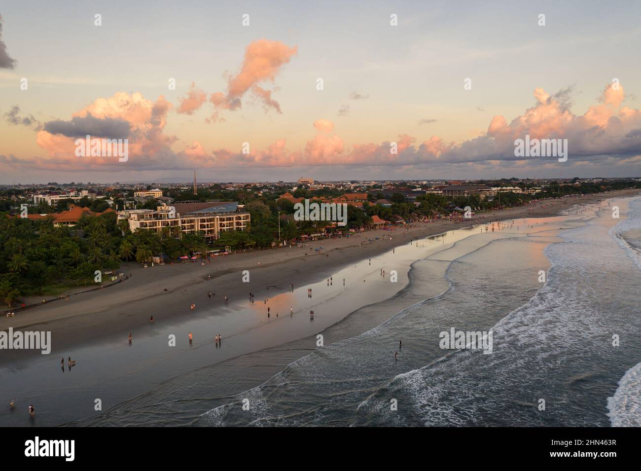 Vista aérea de la famosa playa de Kuta al atardecer en el sur de Bali, en Indonesia Foto de stock
