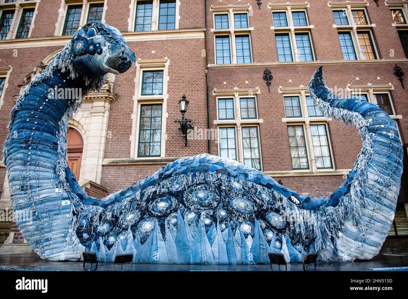 12th de febrero, Ámsterdam. Durante la celebración de los COP26 en Glasgow,  WaterBear se asoció con la artista Billie Achilleos y la marca denim  circular MUD Jeans para crear una escultura del