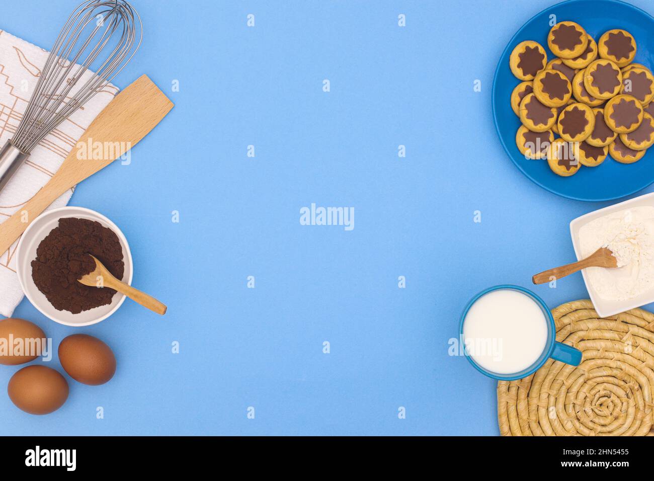 Fondo azul pastel con ingredientes para hacer galletas y postre de seet fresco. Espacio de copia de diseño plano Foto de stock