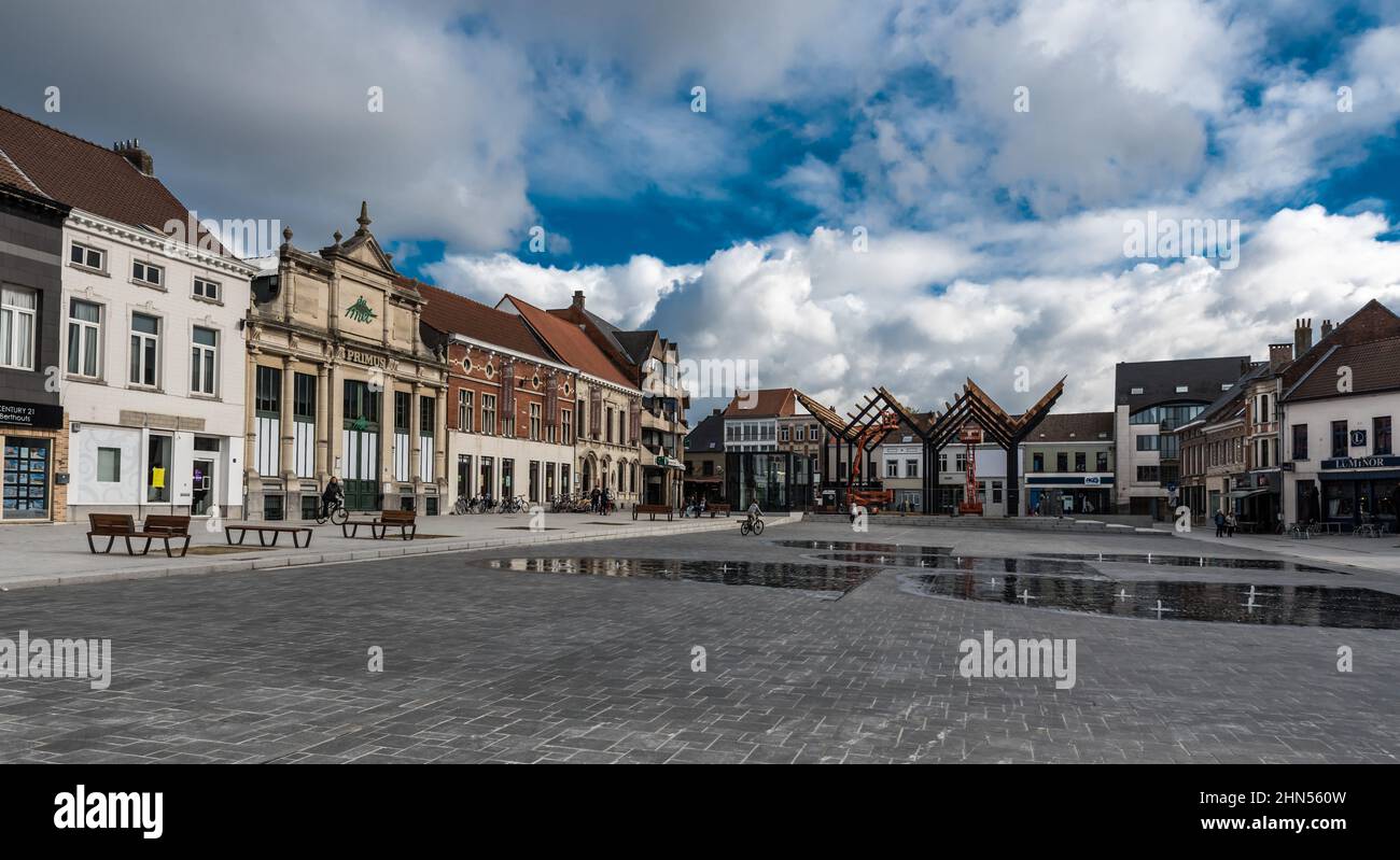Vilvoorde, Región Flamenca - Bélgica - 10 17 2021: Vista angular sobre la antigua plaza del mercado renovada Foto de stock