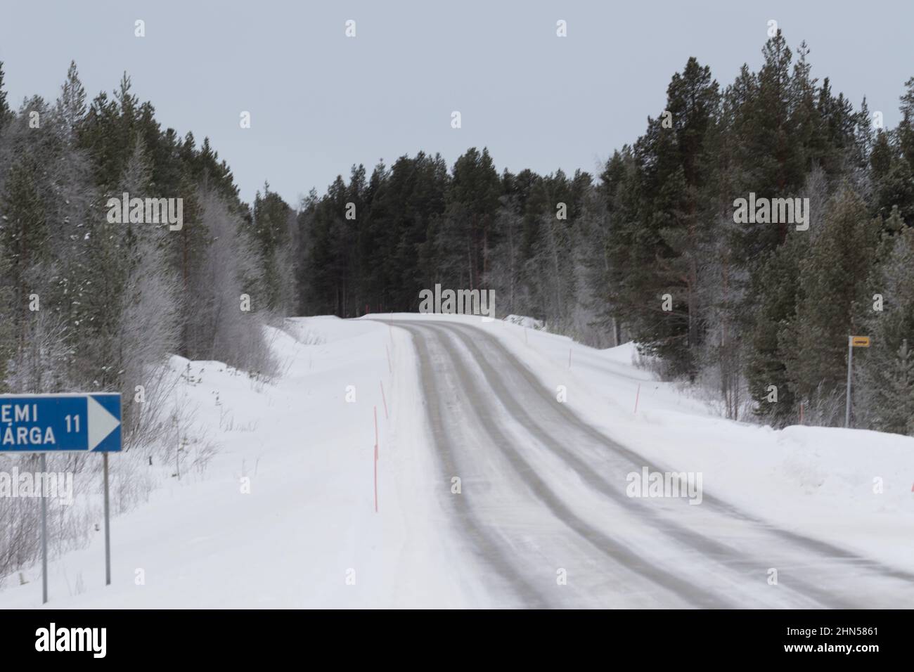 Carretera nevada en Finlandia. Foto de stock