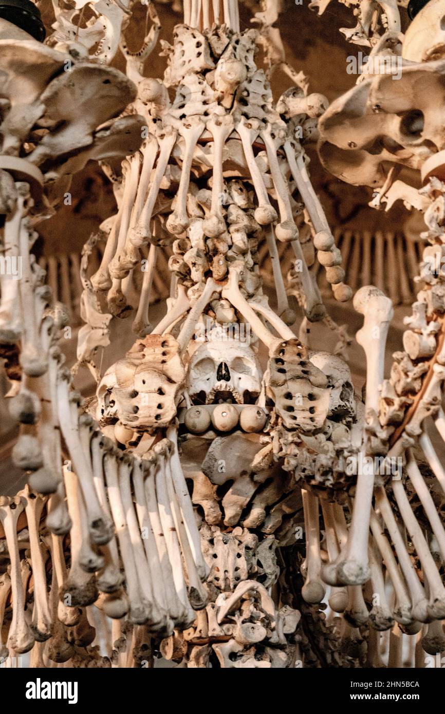 Halloween. Esqueleto. Conjunto de huesos del cuerpo humano. Europa. Zona de la ciudad checa de Kutná hora. La tumba. Cripta checa. Checo. Iglesia del cementerio gótico en Th Foto de stock