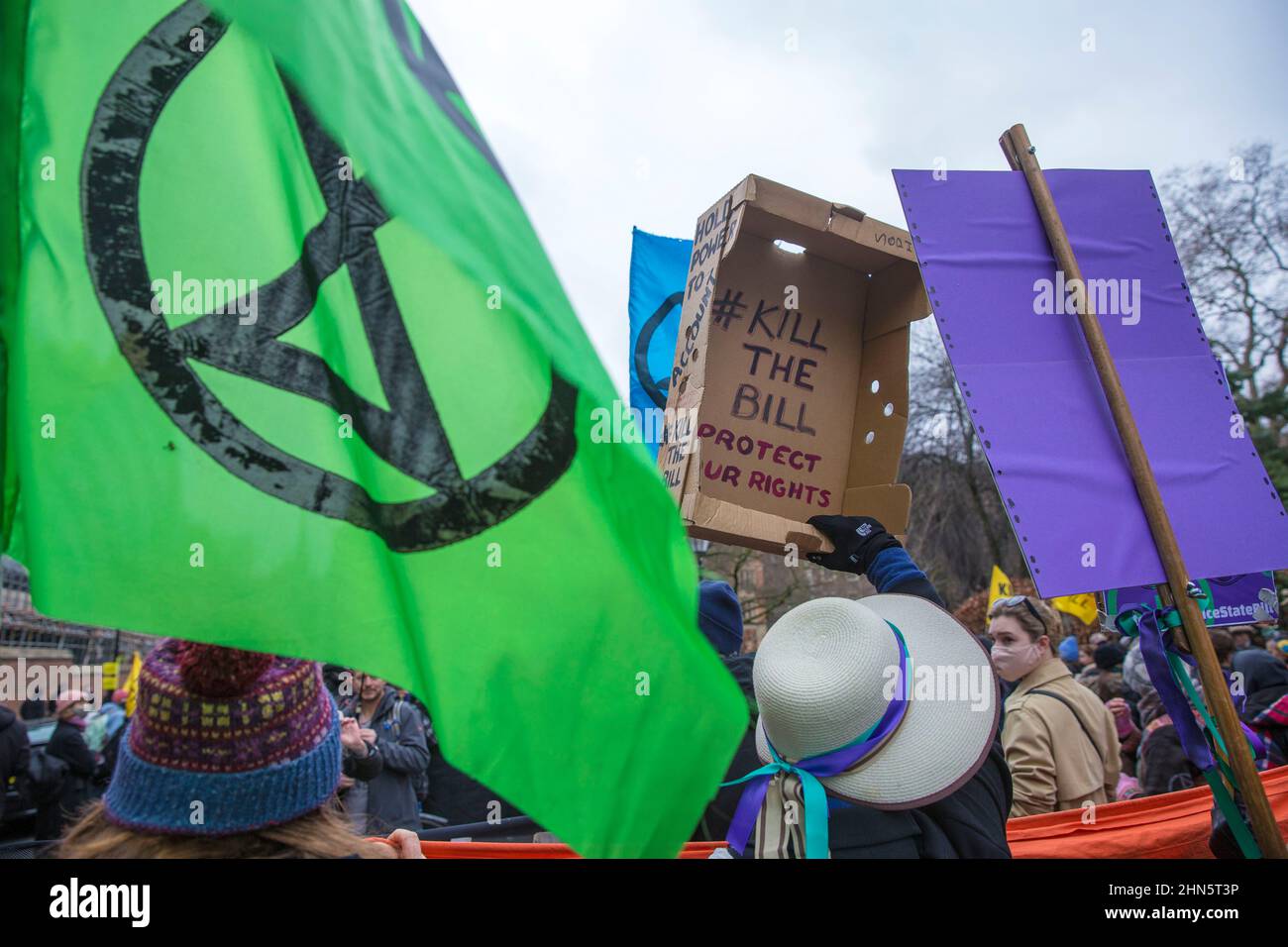 Los participantes marchan durante una manifestación de Kill the Bill contra el proyecto de ley de la policía, el delito, las sentencias y los tribunales en el centro de Londres. Foto de stock