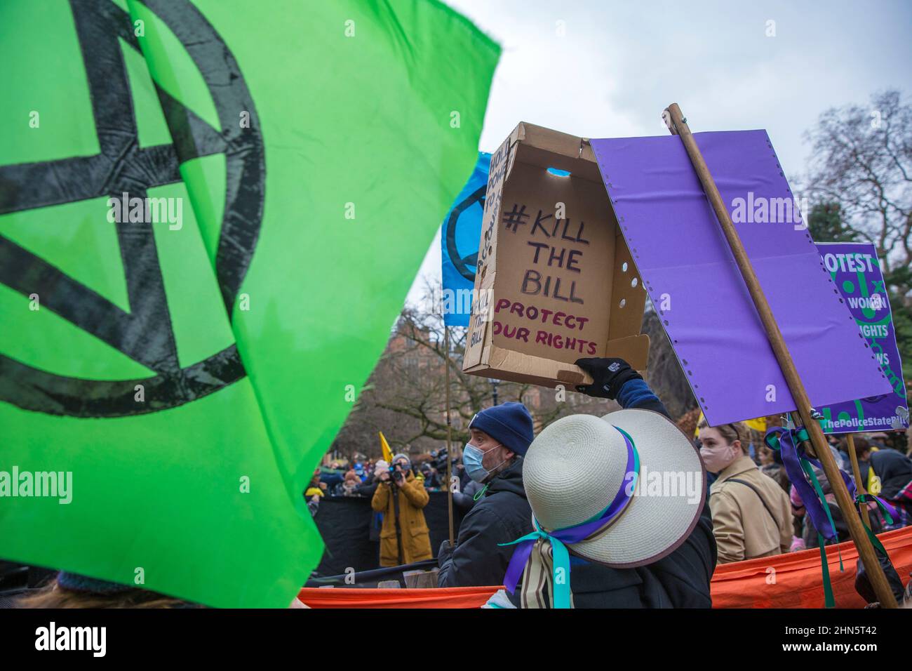 Los participantes marchan durante una manifestación de Kill the Bill contra el proyecto de ley de la policía, el delito, las sentencias y los tribunales en el centro de Londres. Foto de stock