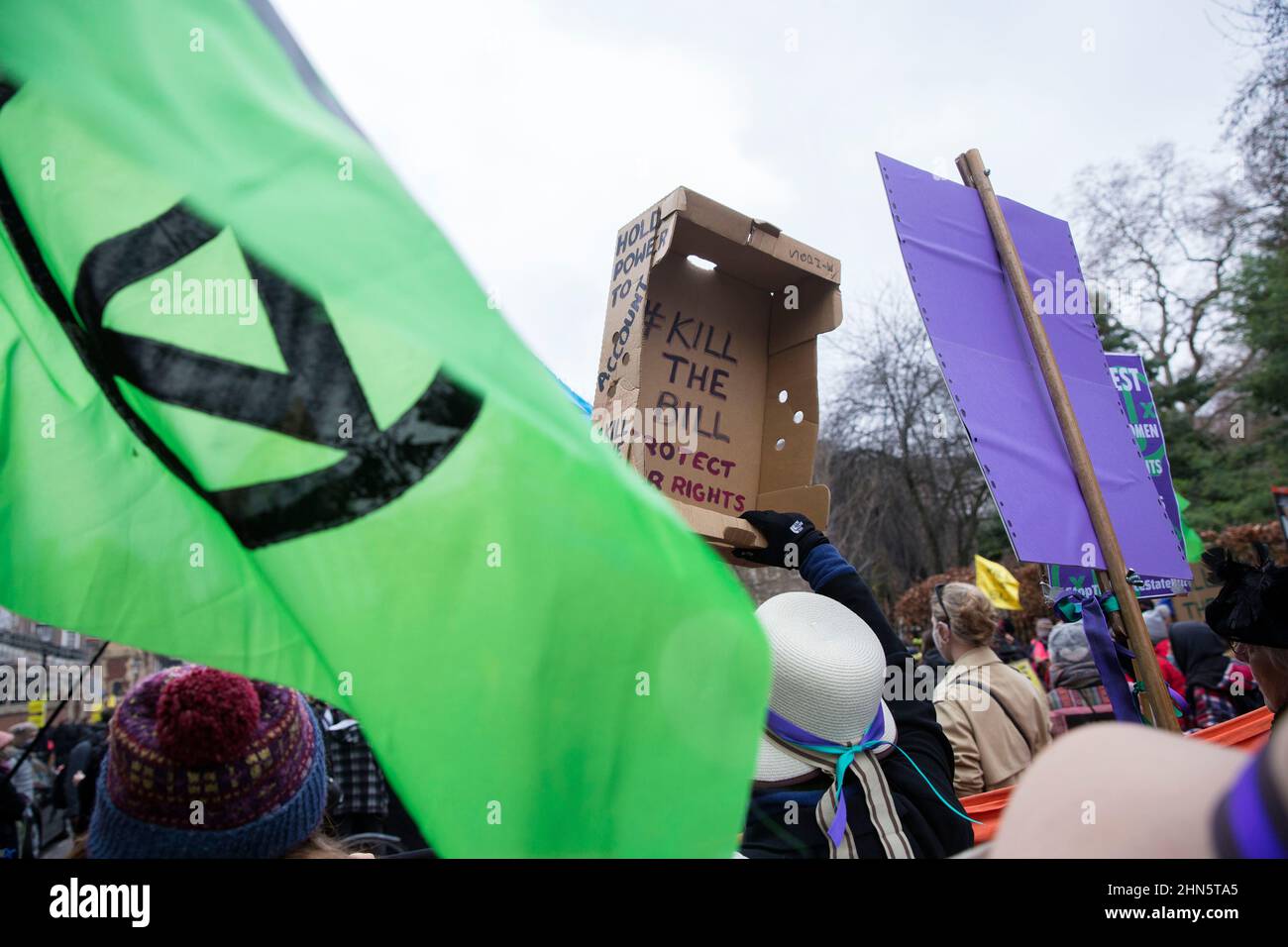 Los participantes marchan durante una manifestación de Kill the Bill contra el proyecto de ley de la policía, el delito, las sentencias y los tribunales en el centro de Londres. Foto de stock