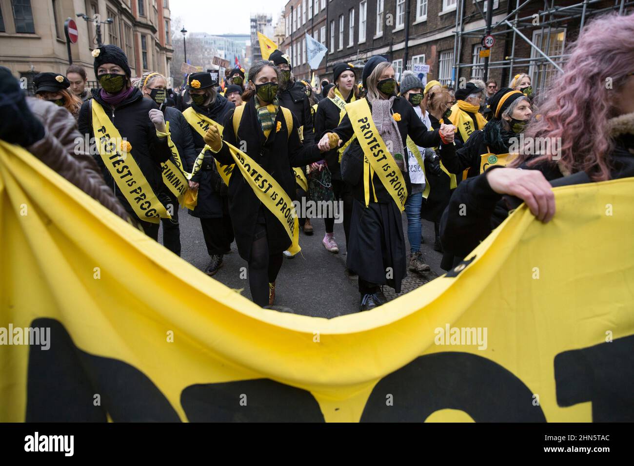 Los participantes marchan durante una manifestación de Kill the Bill contra el proyecto de ley de la policía, el delito, las sentencias y los tribunales en el centro de Londres. Foto de stock