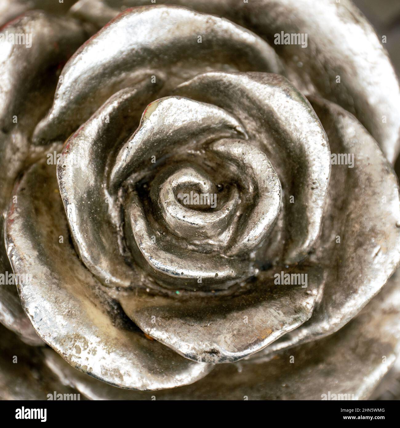 Europa. Escultura de una rosa de metal. Flor de hierro. Foto de stock