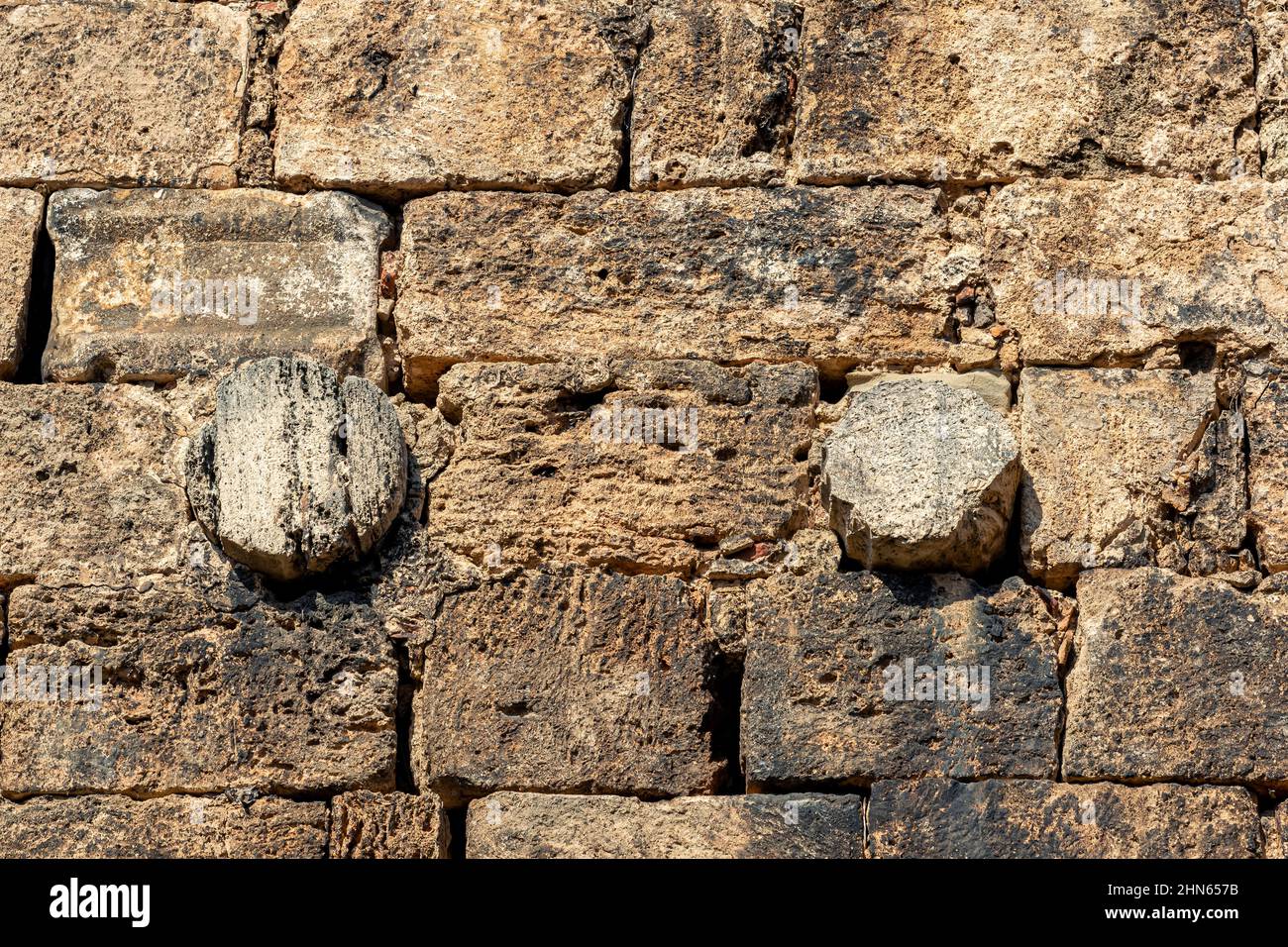 piedra de una antigua pared, columnas antiguas se utilizan entre los
