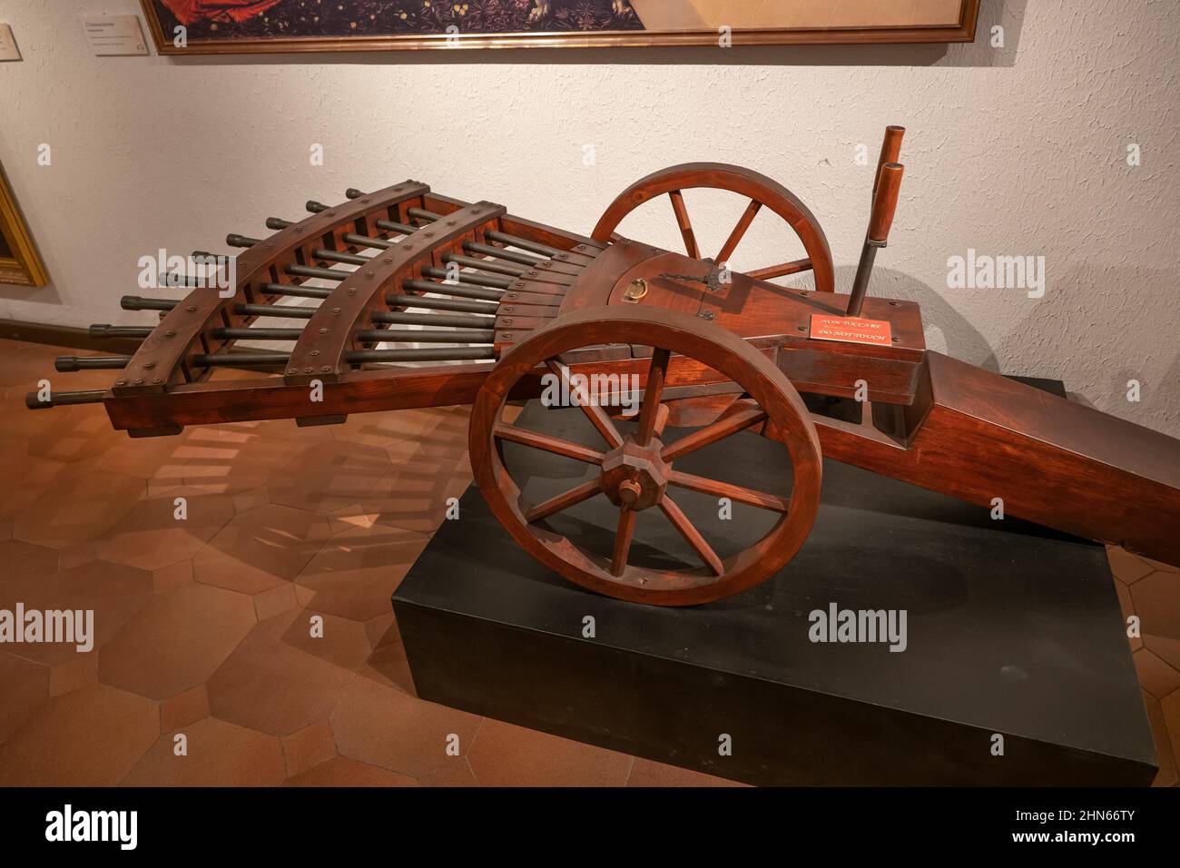 Ametralladora multidireccional con cañones en forma de abanico sobre ruedas, basada en dibujo Leonardo, Museo Leonardo Da Vinci en Roma, Italia. Foto de stock