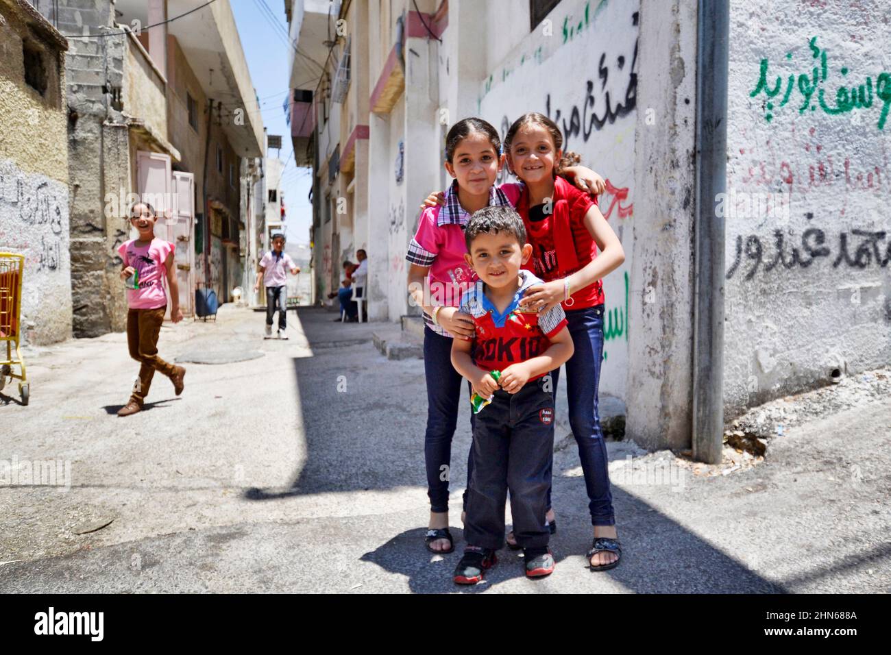 Los niños palestinos en el nuevo campamento de refugiados de Askar, en Nablus, Palestina Foto de stock