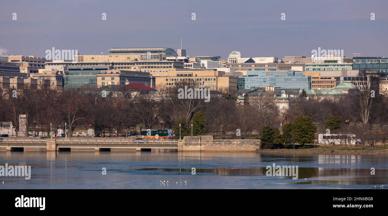 WASHINGTON, DC, EE.UU. - El horizonte del centro de la ciudad desde Tidal Basin. Foto de stock