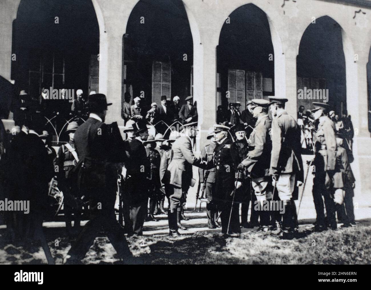 Una fotografía histórica del duque de Connaught en uniforme naval reuniendo a dignatarios militares y civiles en Port Said, Eygpt. Una banda del ejército y otros espectadores están detrás. Se cree que es c. 1920. Foto de stock