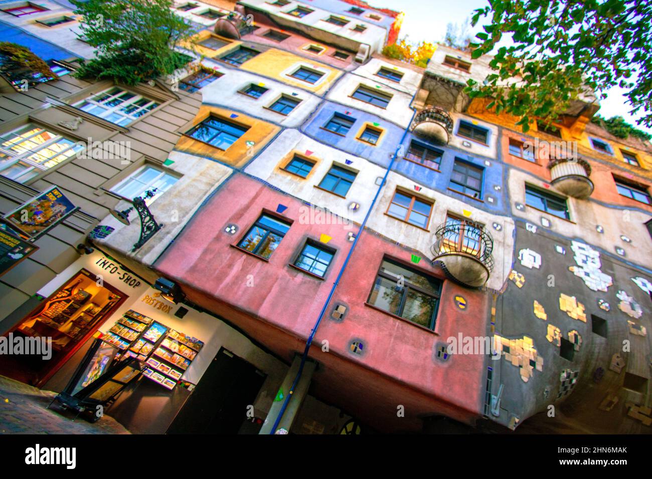 Un hermoso edificio multicolor de varias plantas. Edificio de diferentes colores. Casa Hundertwasser. Es un edificio residencial luminoso. Turistas. V Foto de stock