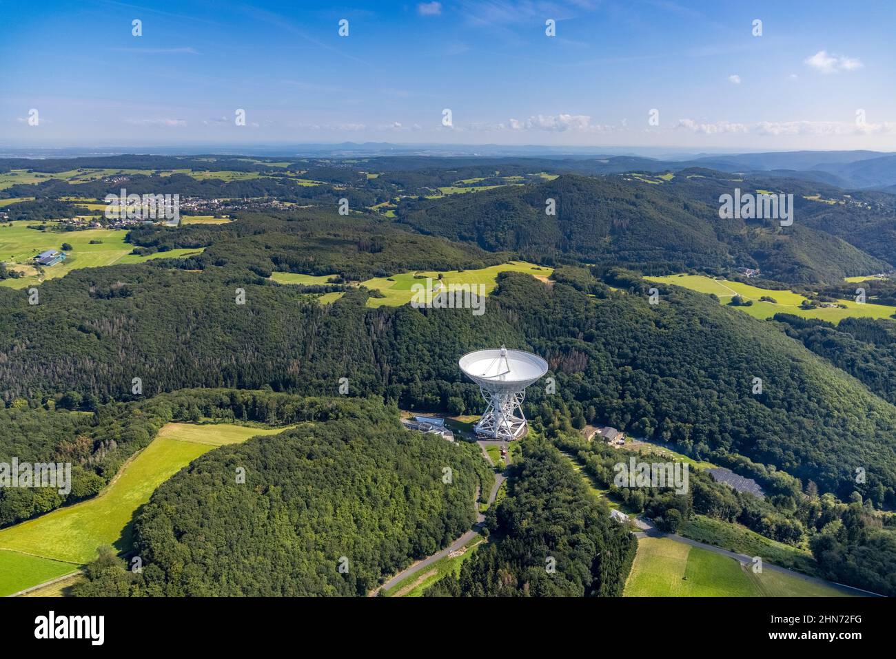 Vista aérea, radiotelescopio Effelsberg en el Ahrgebirge en Holzem, Bad Münstereifel, inundación Ahr, valle Ahr, Renania del Norte-Westfalia, Alemania, DE, EIF Foto de stock