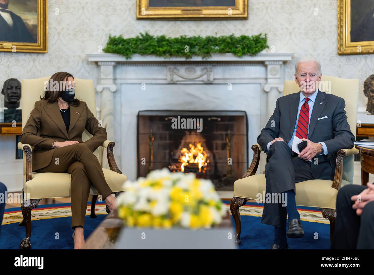 El Presidente Joe Biden y el Vicepresidente Kamala Harris trabajan en la Oficina Oval de la Casa Blanca. Foto de stock