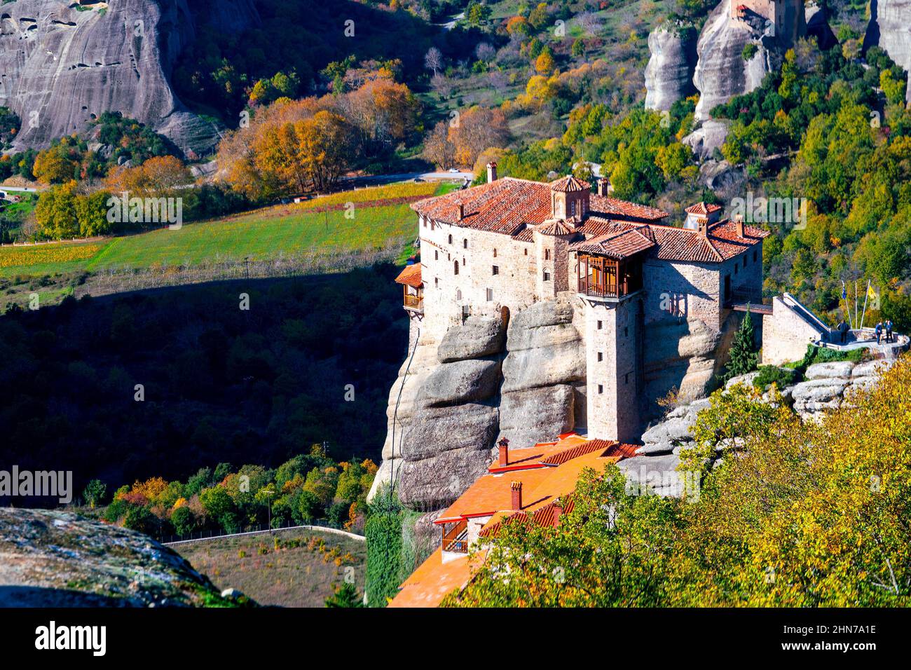 Gran monasterio antiguo de varlaam en una roca alta en meteora, tesalónica, grecia. Gran vista de los acantilados Foto de stock