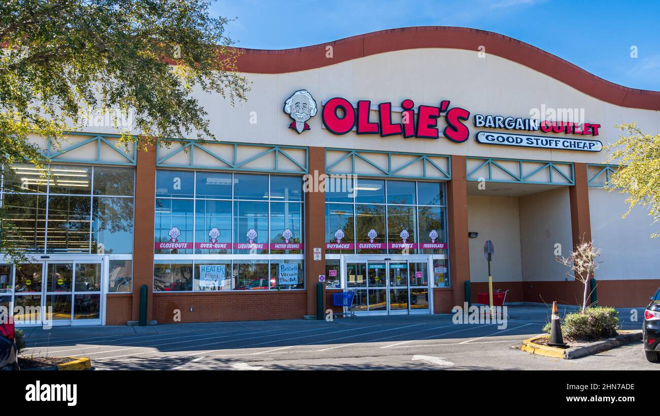 Ollie's Bargain Outlet, una cadena de tiendas de descuento - Homosassa,  Florida, Estados Unidos Fotografía de stock - Alamy