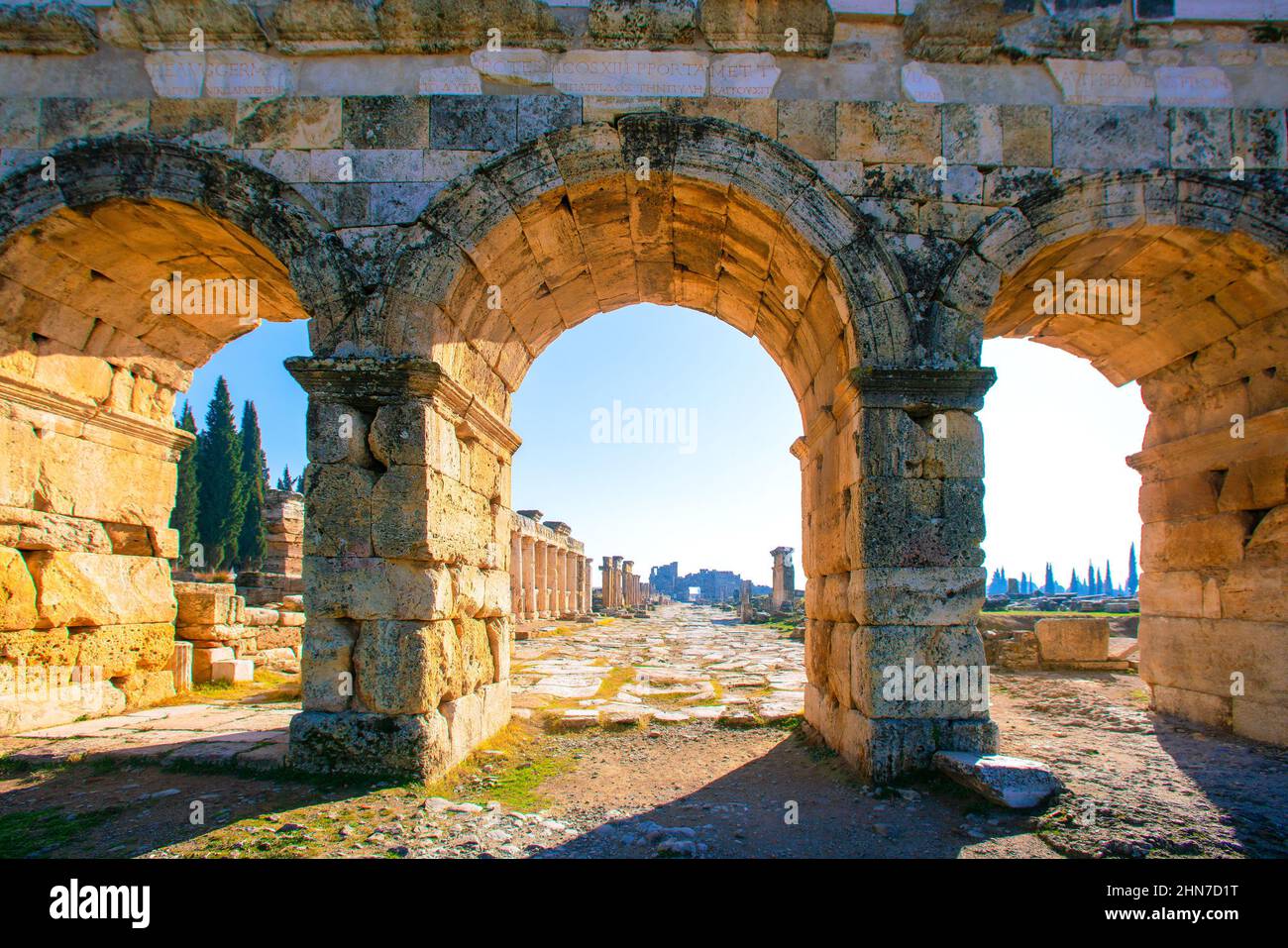 Patrimonio de la Humanidad de la UNESCO en turquía. Popular destino turístico en el anfiteatro de turquía. Anfiteatro en las ruinas de hierápolis en pamukkale, turquía Foto de stock