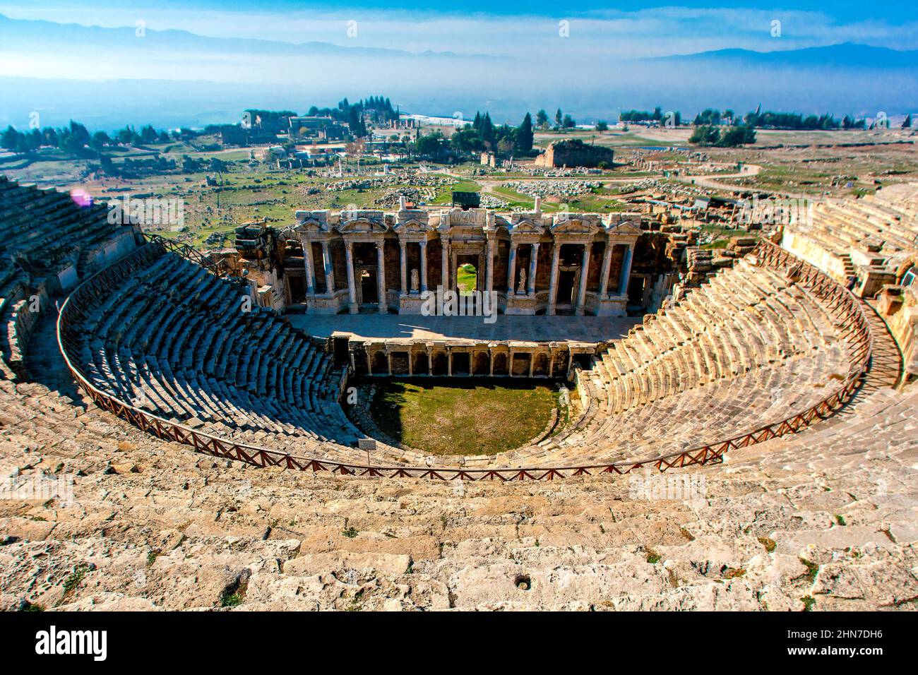 Patrimonio de la Humanidad de la UNESCO en turquía. Popular destino turístico en Turquía Amphitheatre Steps. Anfiteatro romano en las ruinas de hierápolis en pamuk Foto de stock