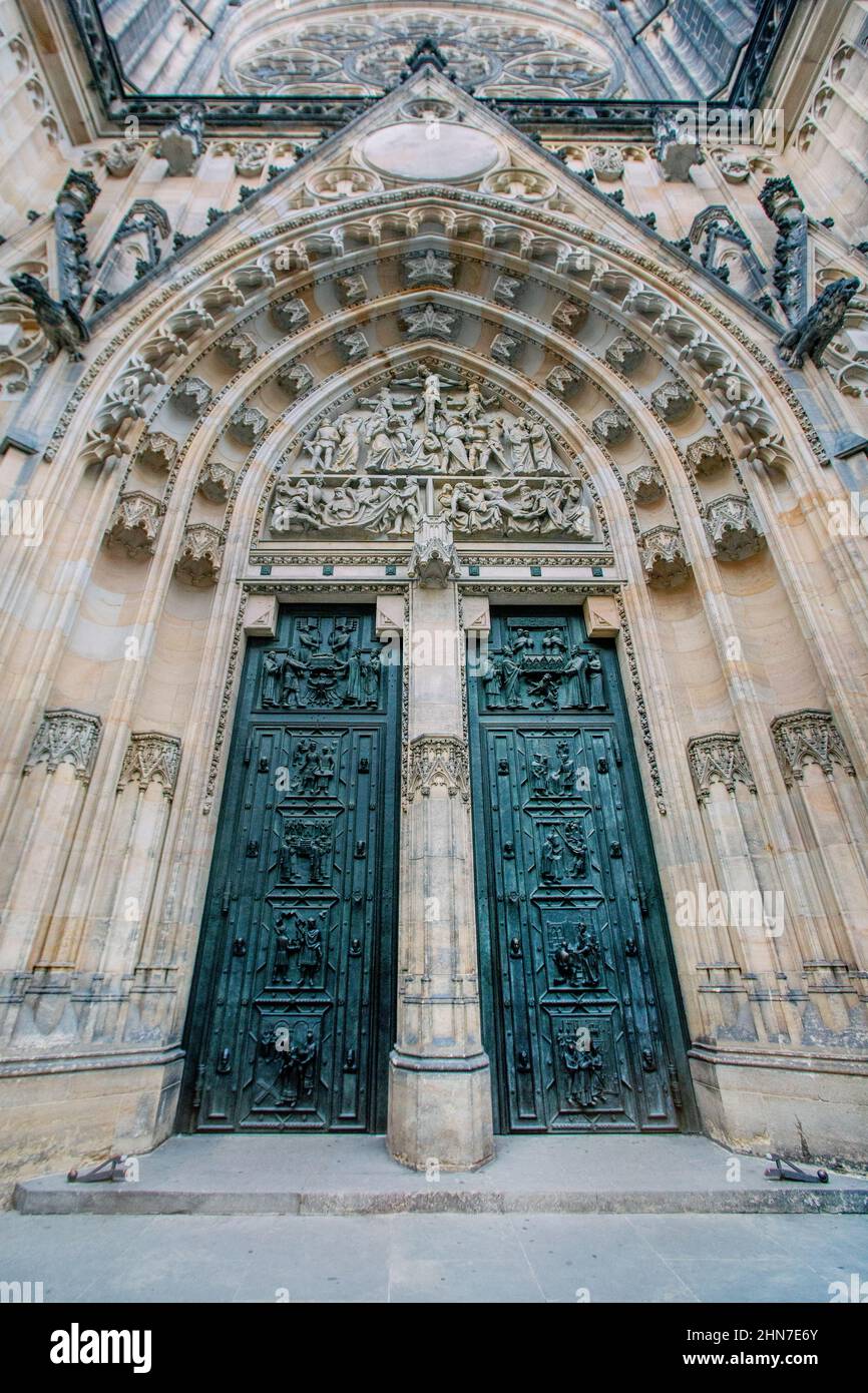 Vitus catedral de praga. Fachada de St. La entrada a la famosa catedral. Foto de stock