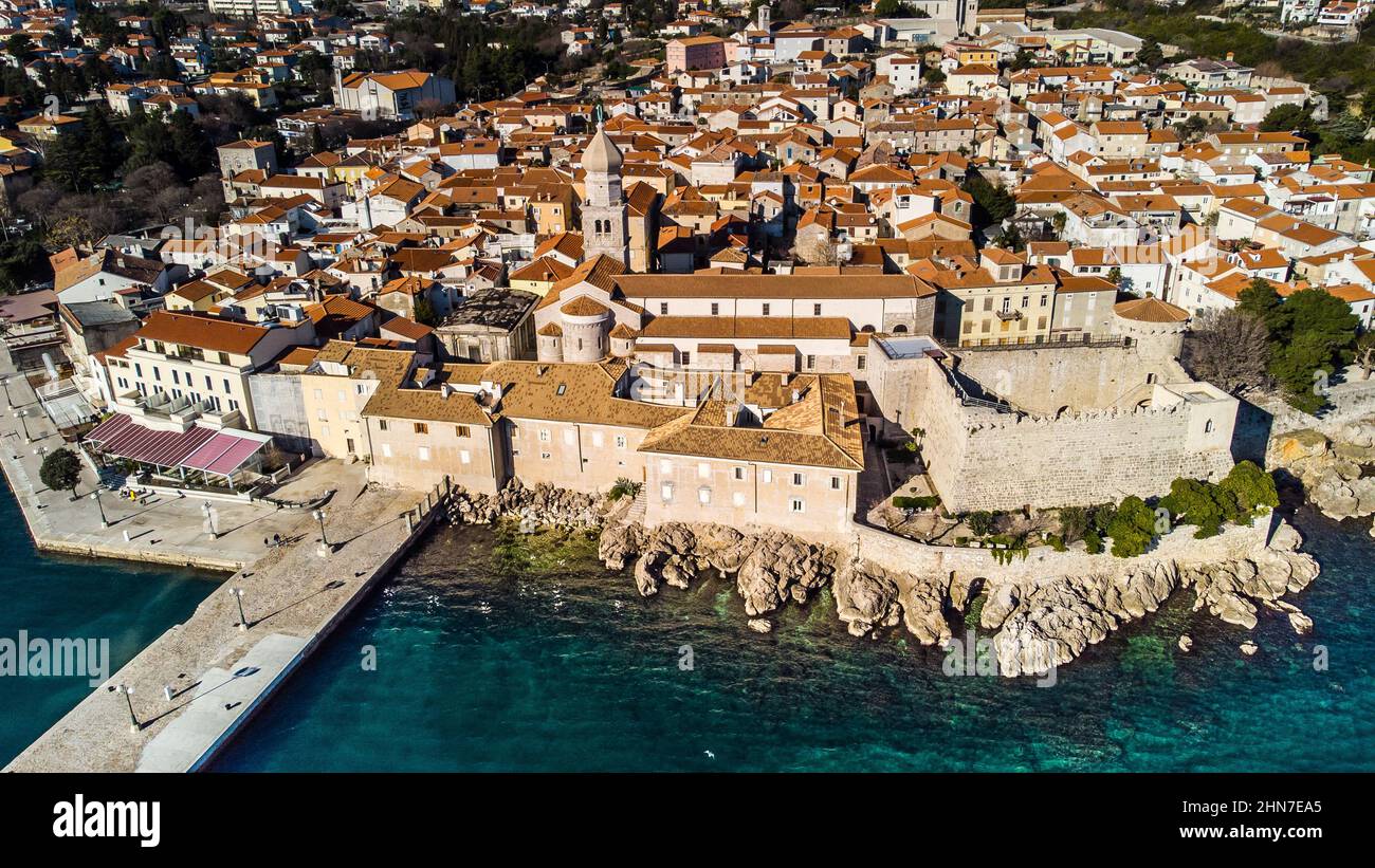 Vista aérea de la histórica ciudad adriática de Krk , isla de Krk, bahía de Kvarner del mar adriático, Croacia, Europa Foto de stock