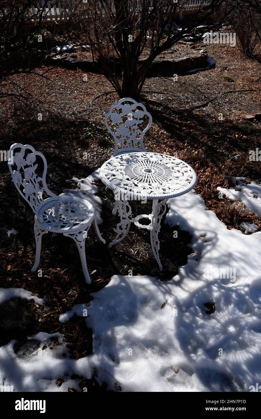 Muebles de jardín de hierro fundido en un patio en Santa Fe, Nuevo México  Fotografía de stock - Alamy