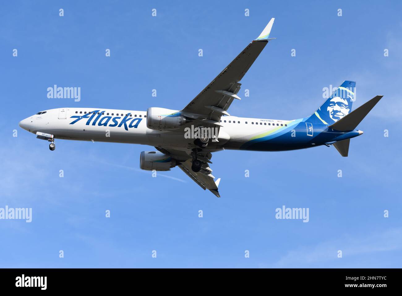 SeaTac, WA, EE.UU. - 11 de febrero de 2022; Boeing 737 MAX 9 de Alaska Airlines se acerca a SeaTac para aterrizar Foto de stock