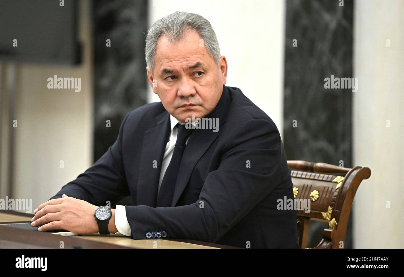 Moscú, Rusia. 14th Feb, 2022. El ministro de Defensa ruso Sergei Shoigu durante una reunión cara a cara con el presidente ruso Vladimir Putin en el Kremlin, el 14 de febrero de 2022 en Moscú, Rusia. Shoigu informó sobre los ejercicios militares a gran escala en Belarús que se consideran preparativos para invadir Ucrania. Crédito: Alexei Nikolsky/Kremlin Pool/Alamy Live News Foto de stock