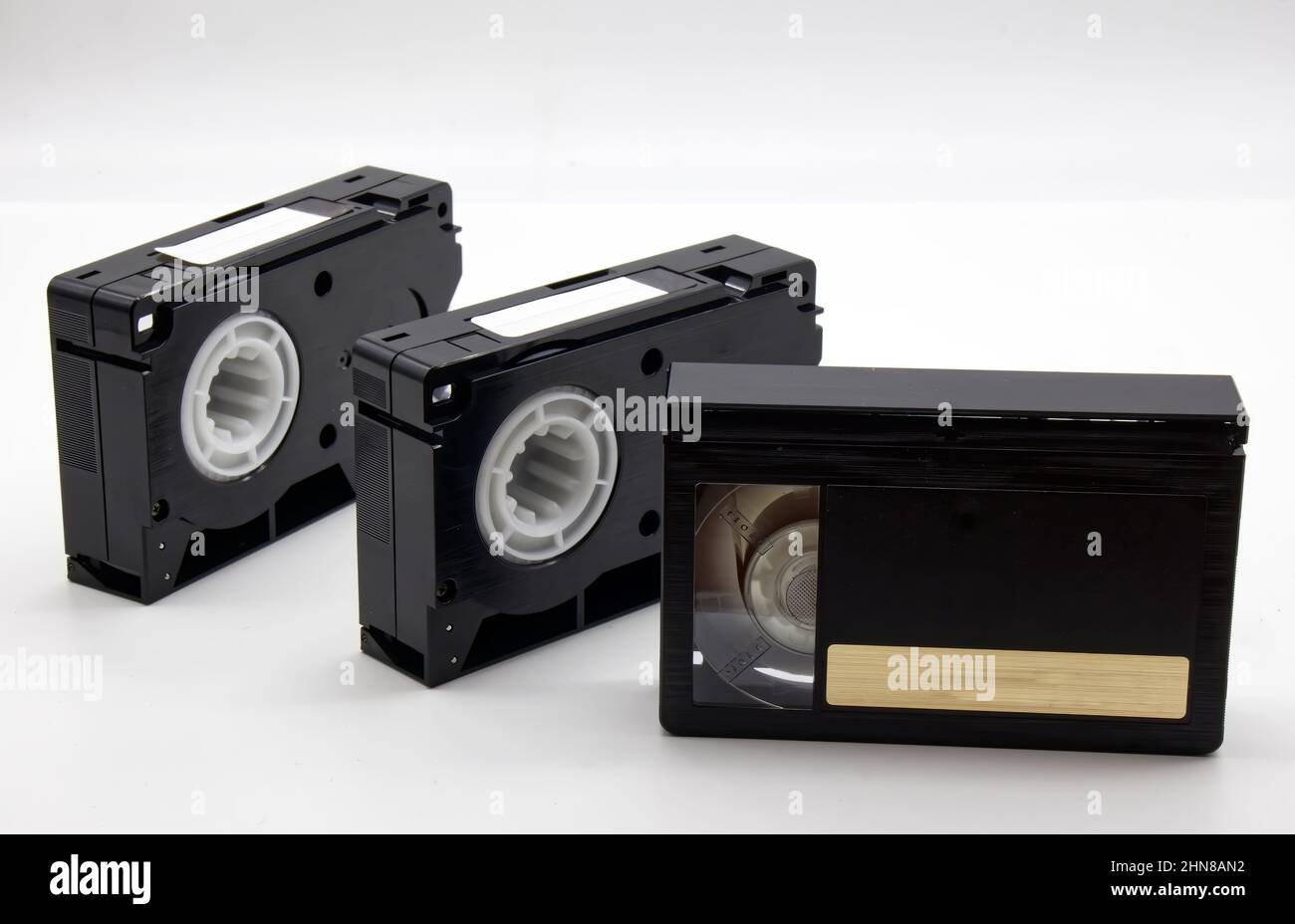 Cinta de vídeo Mini DV vintage aislada sobre fondo blanco. Tecnología de  estilo retro de 90s Fotografía de stock - Alamy