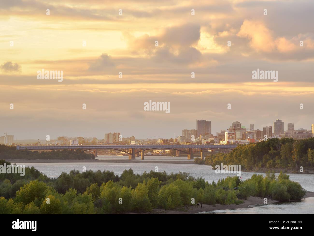 Región de Novosibirsk, Siberia, Rusia - 09.20.2020: La capital de Siberia en el gran río Siberiano, puentes sobre el agua, exuberante vegetación en el río I. Foto de stock