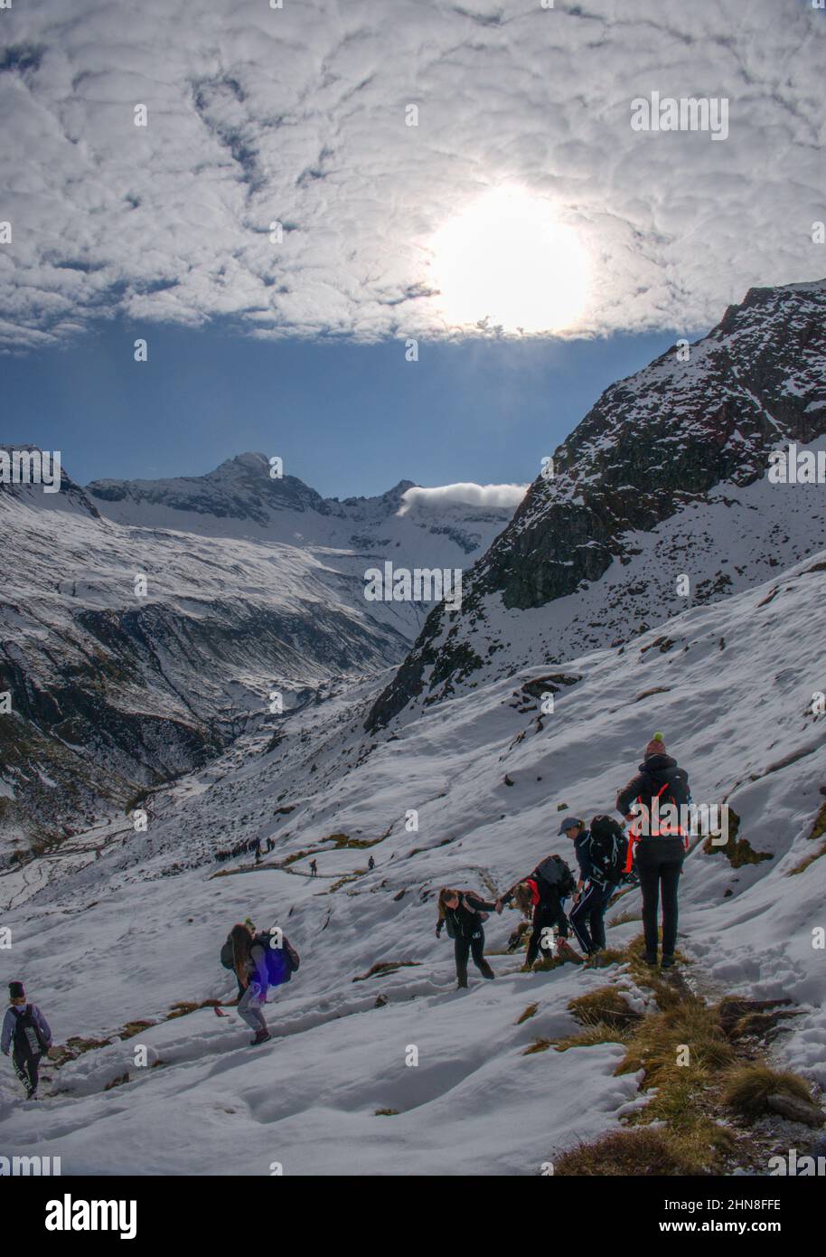 Excursionistas en el paisaje nevado de montaña en el parque nacional Hohe Tauern en Tirol, Austria Foto de stock