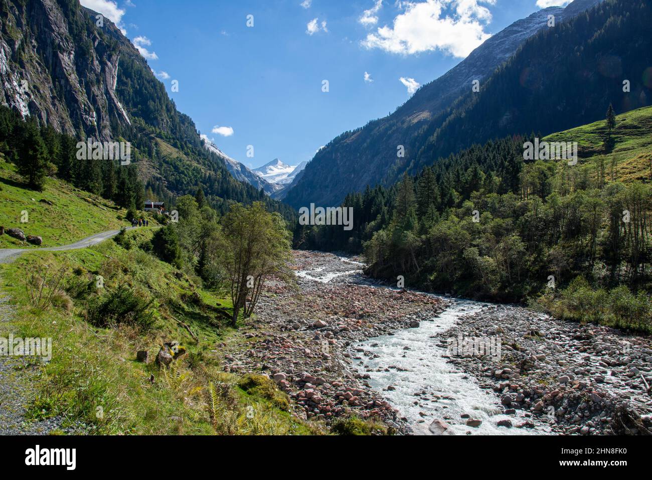 Vistas a la montaña con lecho de río y roca en el parque nacional Hohe Tauern en Tirol, Austria Foto de stock
