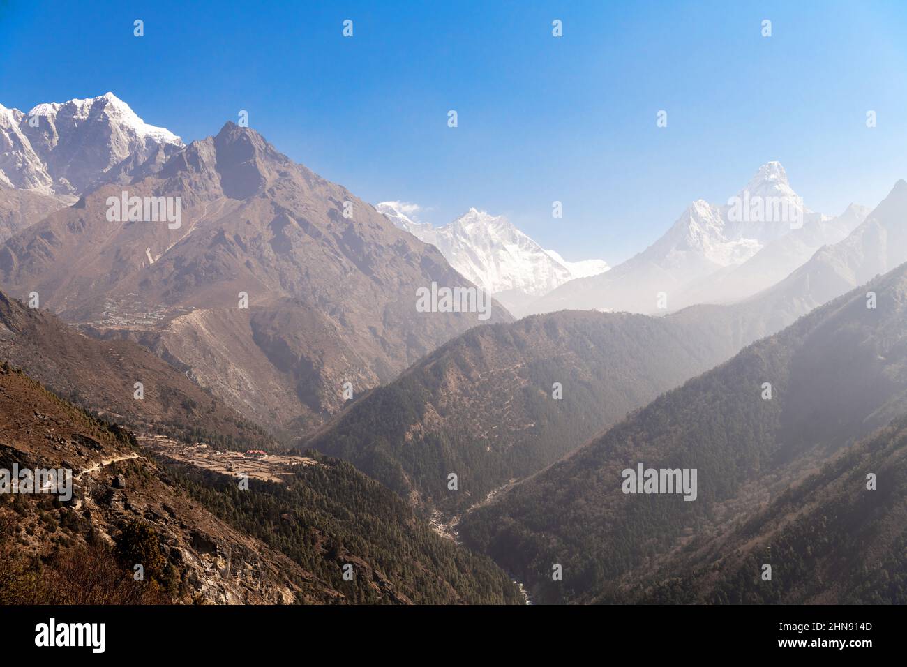 Altas montañas con nieve y cielo azul, Nepal. Foto de stock