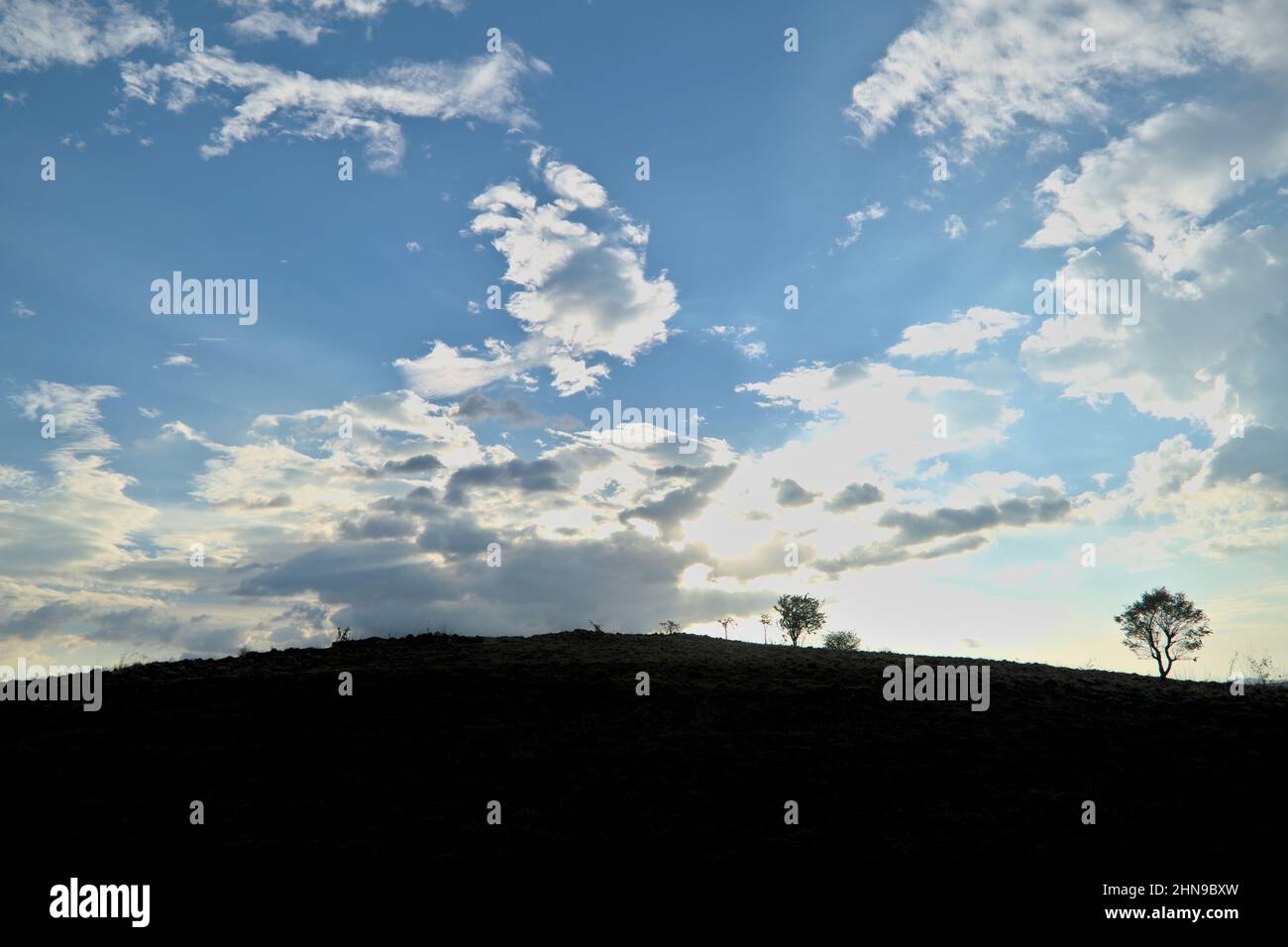 Cielo brillante a primera hora de la tarde con nubes y cielo azul y