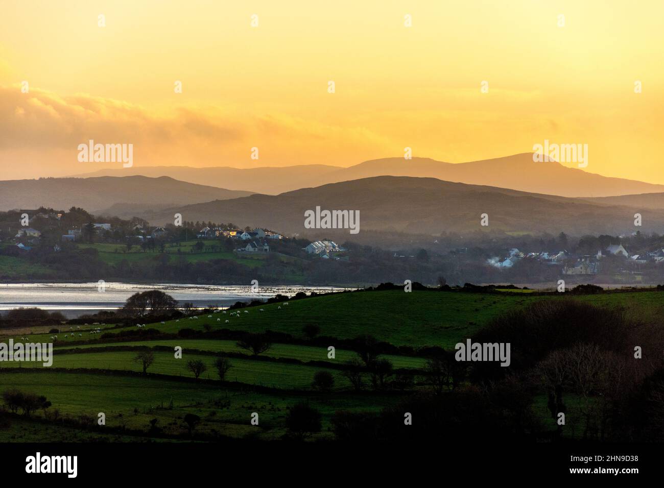 Vista de Ardara, Condado de Donegal, Irlanda al amanecer. Foto de stock