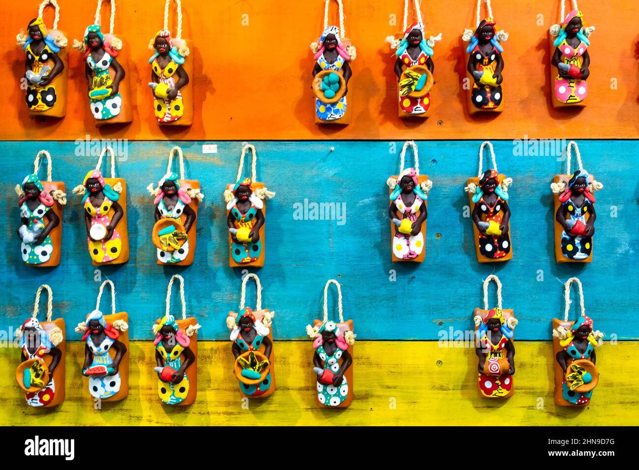 Souvenirs brasileños en la tienda de regalos de Paraty, Río de Janeiro,  Brasil, 2022 Fotografía de stock - Alamy