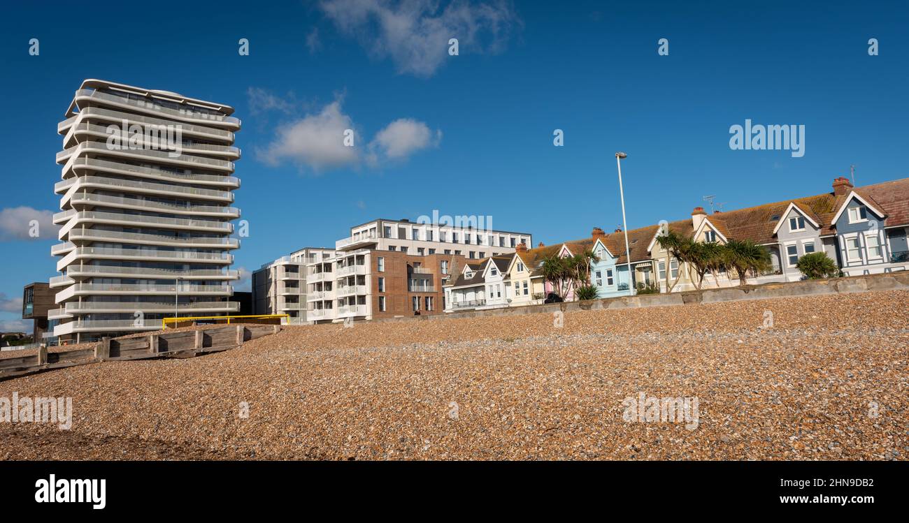El nuevo y espantoso Bayside Development y coloridas casas adosadas eduardianas en Worthing Seafront, West Sussex, Reino Unido Foto de stock