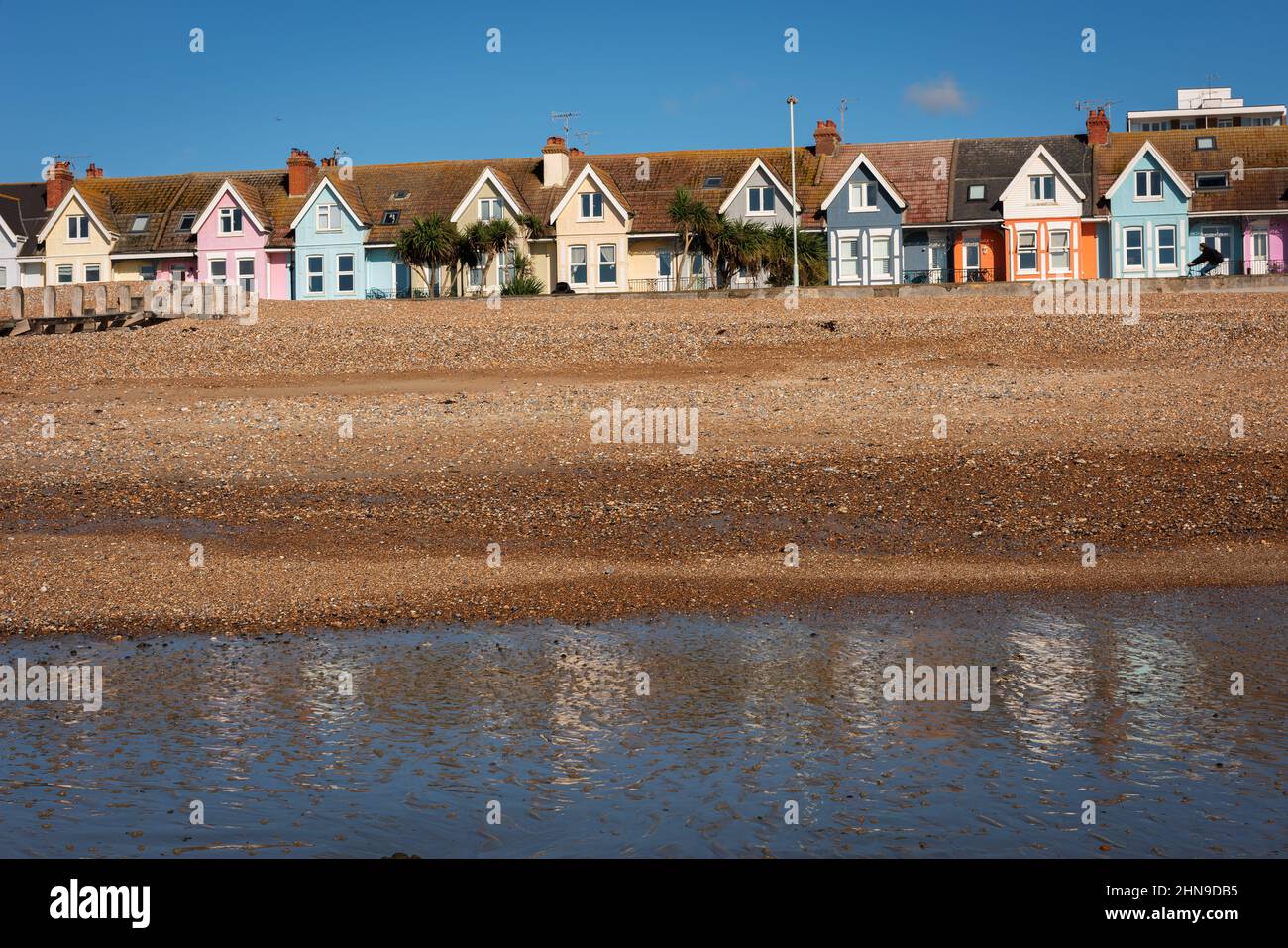 Coloridas casas adosadas de estilo eduardiano en Worthing Seafront, West Sussex, Reino Unido Foto de stock