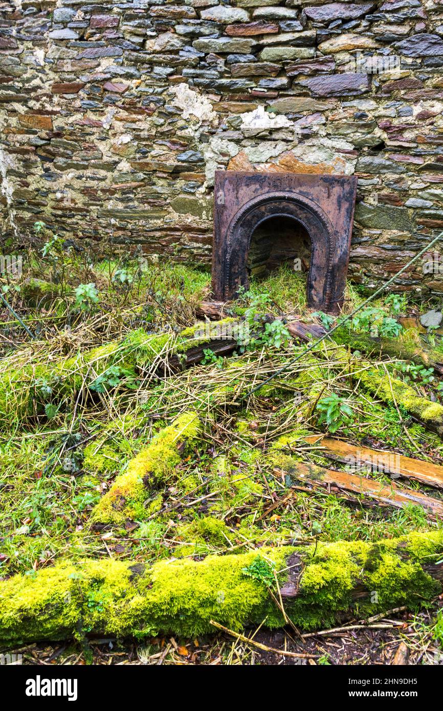 Ruinas de una casa desierta y vacía con una antigua chimenea rodean el Condado de Donegal, Irlanda Foto de stock